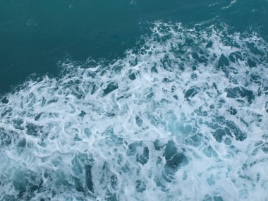 Beyaz dalgalı deniz suyu dalgaları.