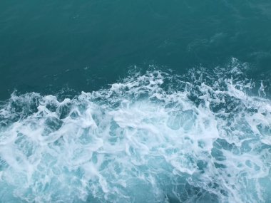 Beyaz dalgalı deniz suyu dalgaları.
