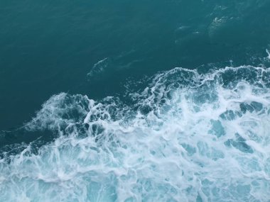 Beyaz dalgalı deniz suyu dalgaları.