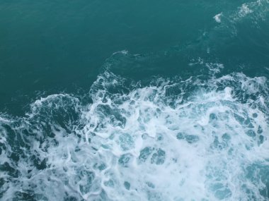 Beyaz dalgalı deniz suyu dalgaları.