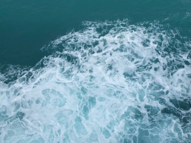 Beyaz dalgalı deniz suyu dalgaları.