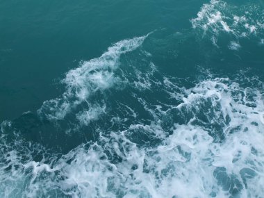 Beyaz dalgalı deniz suyu dalgaları.