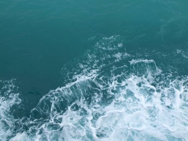 Beyaz dalgalı deniz suyu dalgaları.