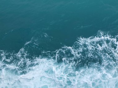 Beyaz dalgalı deniz suyu dalgaları.