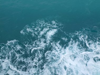 Beyaz dalgalı deniz suyu dalgaları.