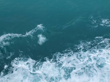 Beyaz dalgalı deniz suyu dalgaları.