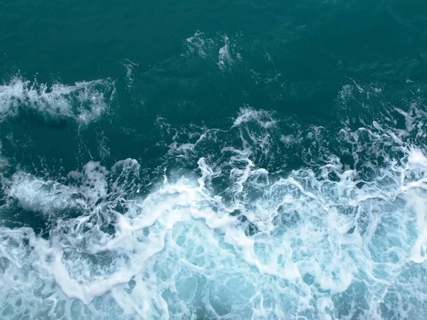 Šplouchající Vlny Mořské Vody Bílými Vlnami — Stock fotografie