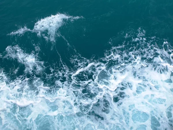 白い波紋が広がる海の水の波を — ストック写真