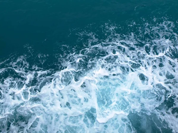 Plätschernde Wellen Von Meerwasser Mit Weißen Wellen — Stockfoto