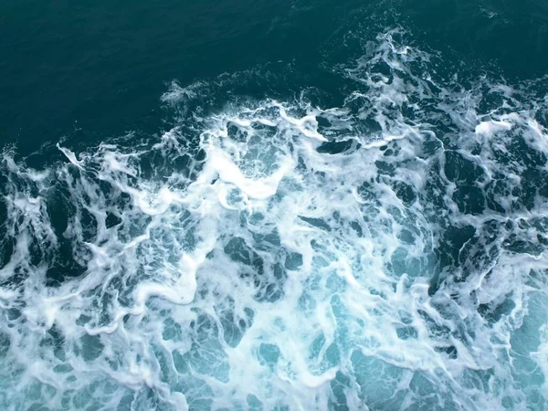 Beyaz dalgalı deniz suyu dalgaları.