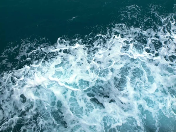 白い波紋が広がる海の水の波を — ストック写真