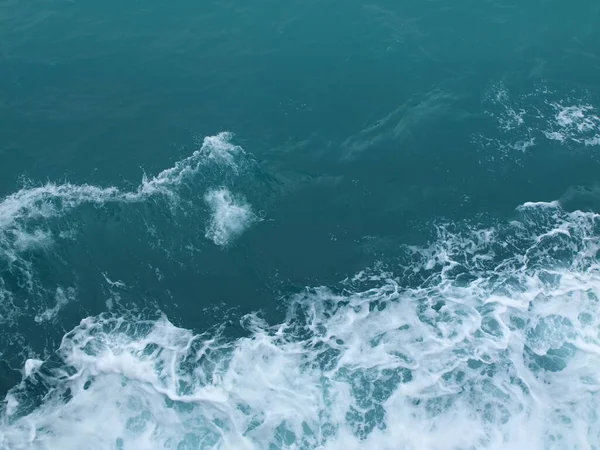 Παφλασμό Κύματα Θαλασσινού Νερού Λευκούς Κυματισμούς — Φωτογραφία Αρχείου