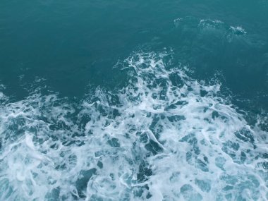 Bir tutam mavi deniz dalgası suyu