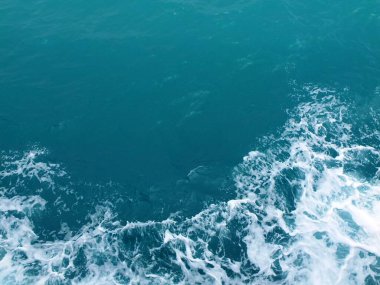 Bir tutam mavi deniz dalgası suyu