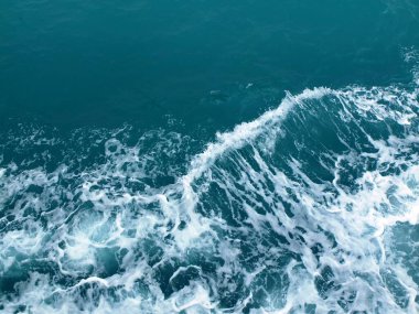 Bir tutam mavi deniz dalgası suyu