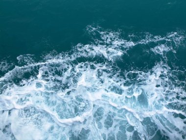 Bir tutam mavi deniz dalgası suyu