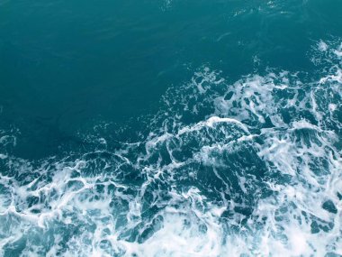 Bir tutam mavi deniz dalgası suyu