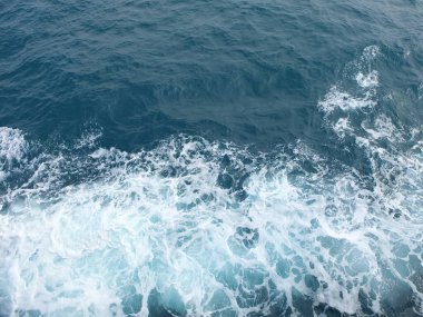 Bir tutam mavi deniz dalgası suyu