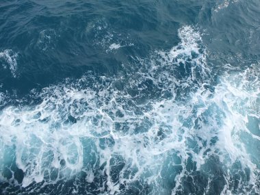 Bir tutam mavi deniz dalgası suyu