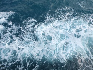 Bir tutam mavi deniz dalgası suyu