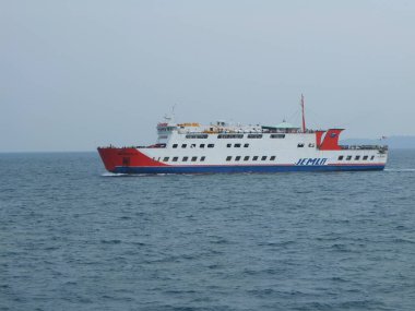 Yolcu gemisi mavi denizde