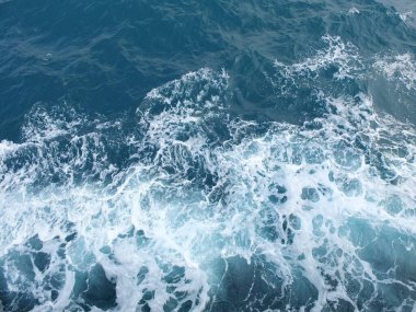 Bir tutam mavi deniz dalgası suyu