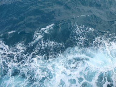 Bir tutam mavi deniz dalgası suyu