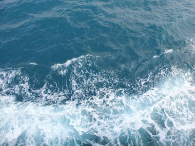 Bir tutam mavi deniz dalgası suyu