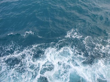 Bir tutam mavi deniz dalgası suyu