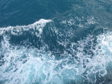 Bir tutam mavi deniz dalgası suyu