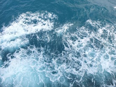 Bir tutam mavi deniz dalgası suyu