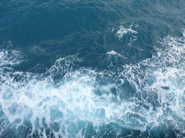 Bir tutam mavi deniz dalgası suyu