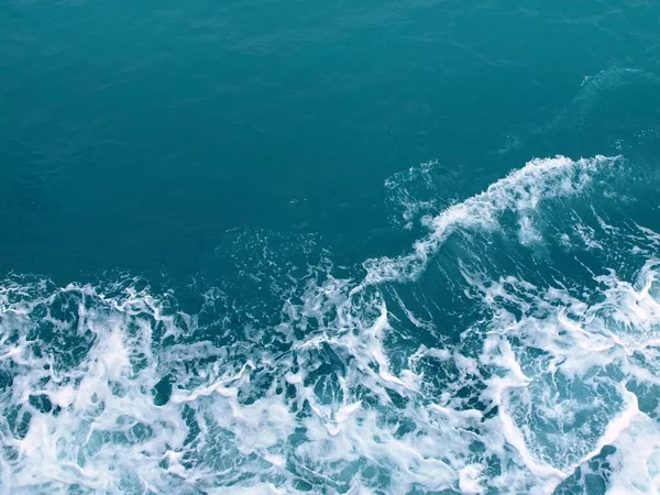 Rozprysk Błękitnej Fali Morskiej Wody — Zdjęcie stockowe