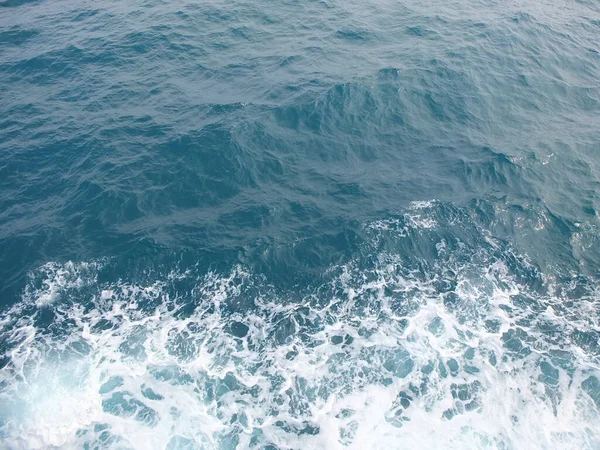 Rozprysk Błękitnej Fali Morskiej Wody — Zdjęcie stockowe