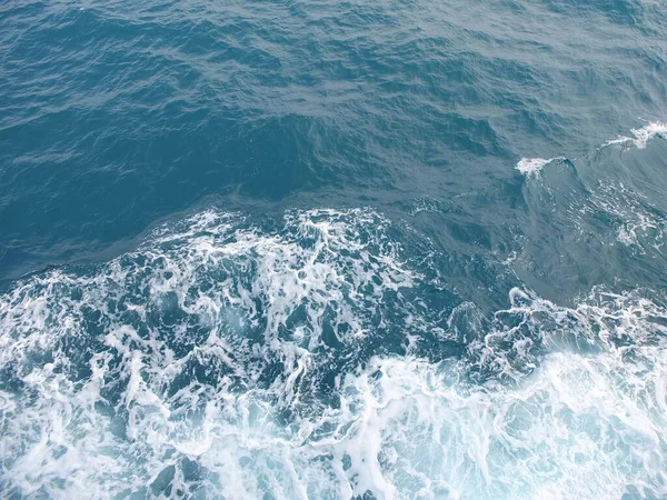 青い海の波の水が — ストック写真