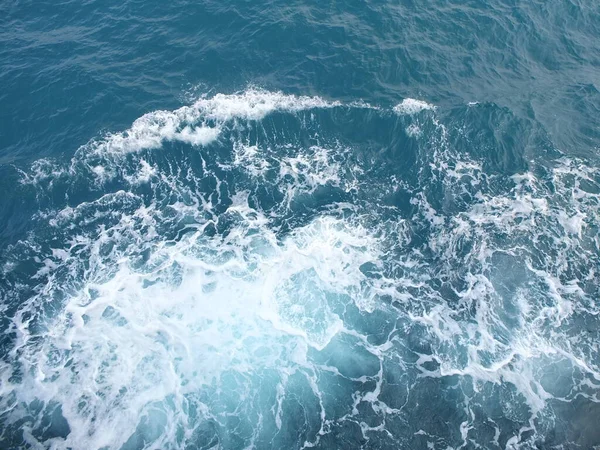 蓝色海浪水的飞溅 — 图库照片