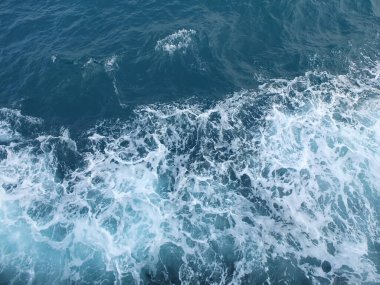 Bir tutam mavi deniz dalgası suyu