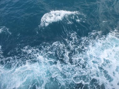 Bir tutam mavi deniz dalgası suyu