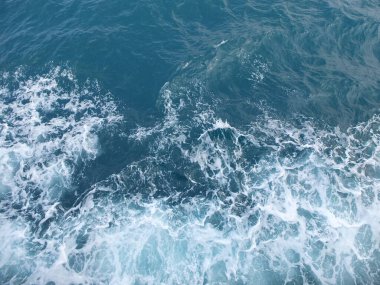 Bir tutam mavi deniz dalgası suyu