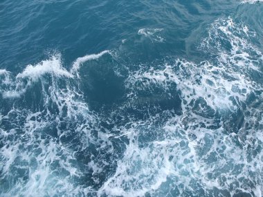 Bir tutam mavi deniz dalgası suyu