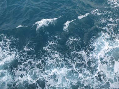 Bir tutam mavi deniz dalgası suyu