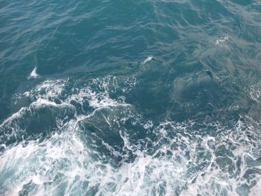 Bir tutam mavi deniz dalgası suyu