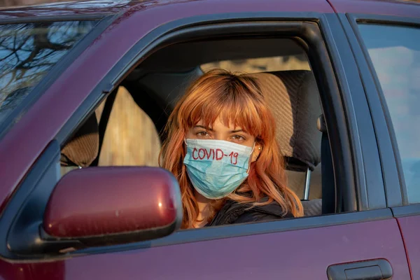 Meisje Met Een Medisch Masker Auto Vrouw Met Masker Geschreven — Stockfoto