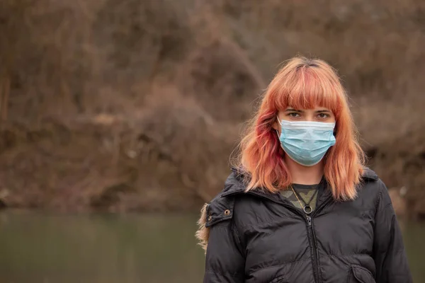 Meisje Met Een Medisch Masker Haar Beschermen Tegen Het Virus — Stockfoto