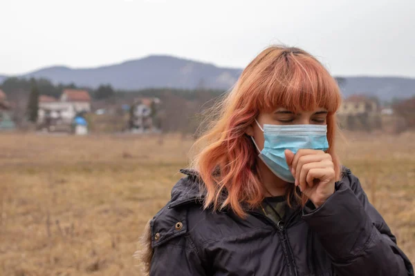 Meisje Met Medisch Masker Hoesten Masker Haar Beschermen Tegen Virus — Stockfoto