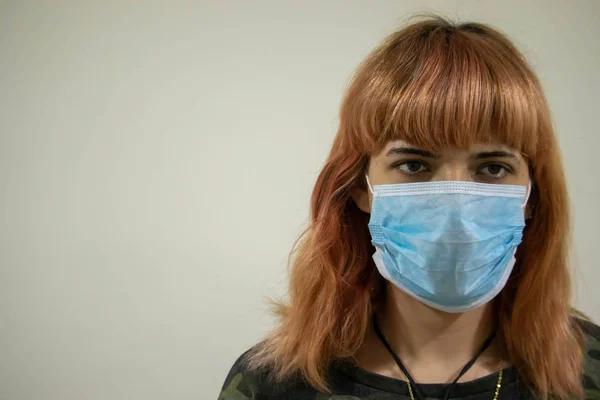 Dívka Maskou Která Chrání Před Virem Koronavirová Pandemie Žena Stojící — Stock fotografie