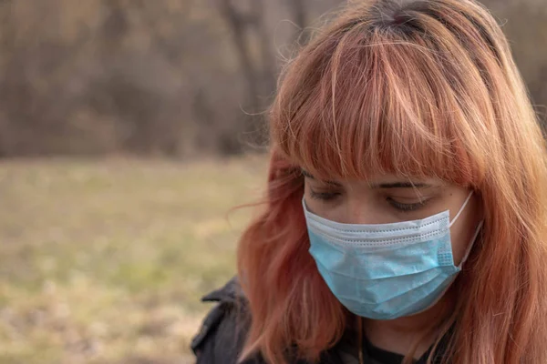 Dívka Maskou Která Chrání Před Virem Koronavirová Pandemie Žena Stojící — Stock fotografie