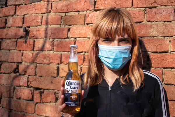 Dívka Lékařskou Maskou Držící Pivo Corona Uprostřed Kornavirové Covid Pandemické — Stock fotografie