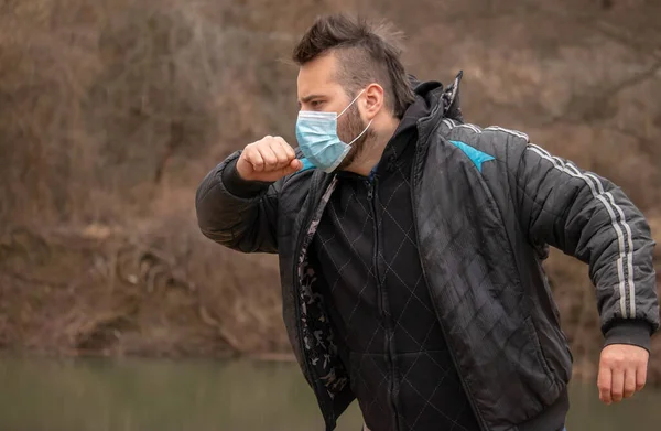 Man Met Medisch Masker Hoesten Masker Hem Beschermen Tegen Virus — Stockfoto