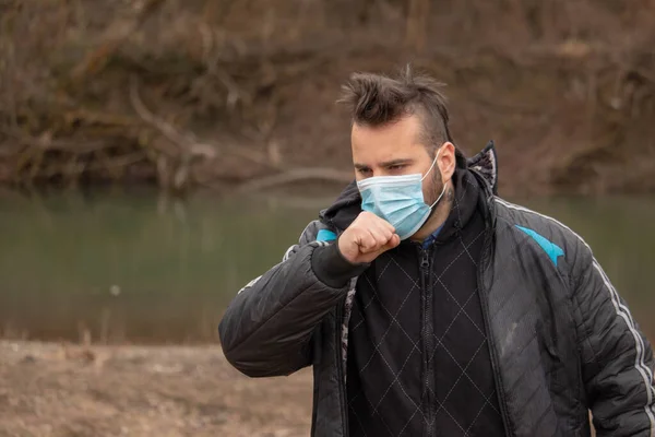 Man Met Medisch Masker Hoesten Masker Hem Beschermen Tegen Virus — Stockfoto